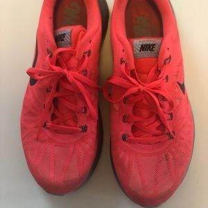 Nike women’s sneaker